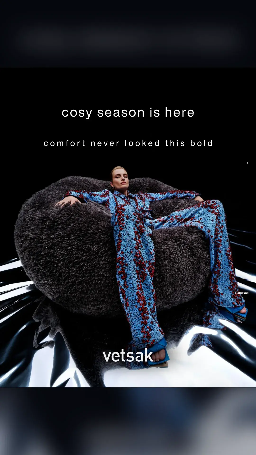 vetsak-Anzeige: Modell auf einem dunklen Sitzsack, Schriftzug cosy season is here